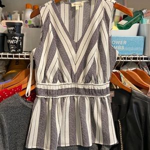 Sleeveless cinched waist shirt